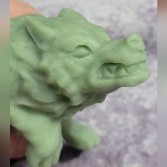 Green Jade & Fire Quartz Wolf - Picture 12 of 16